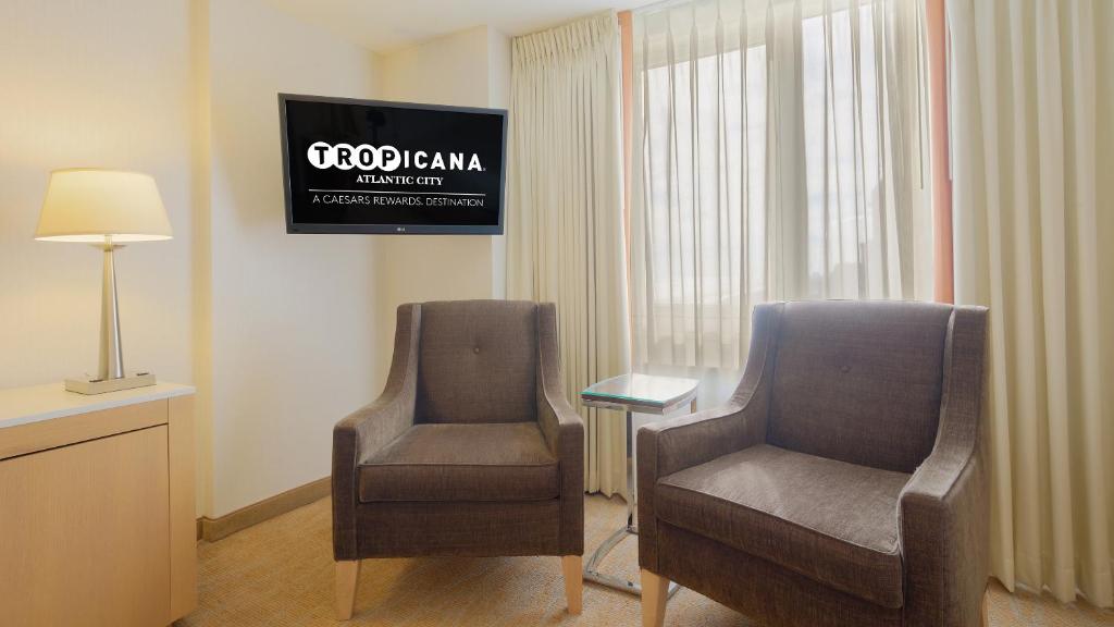 NORTH PREMIUM SUITE 1 KING NON-SMOKING