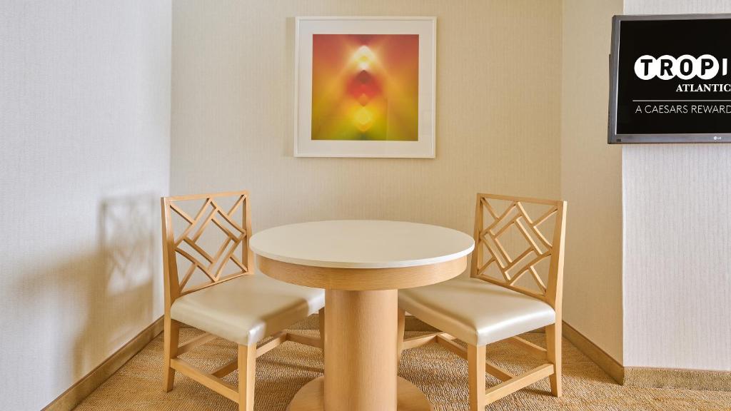 NORTH PREMIUM SUITE 1 KING NON-SMOKING