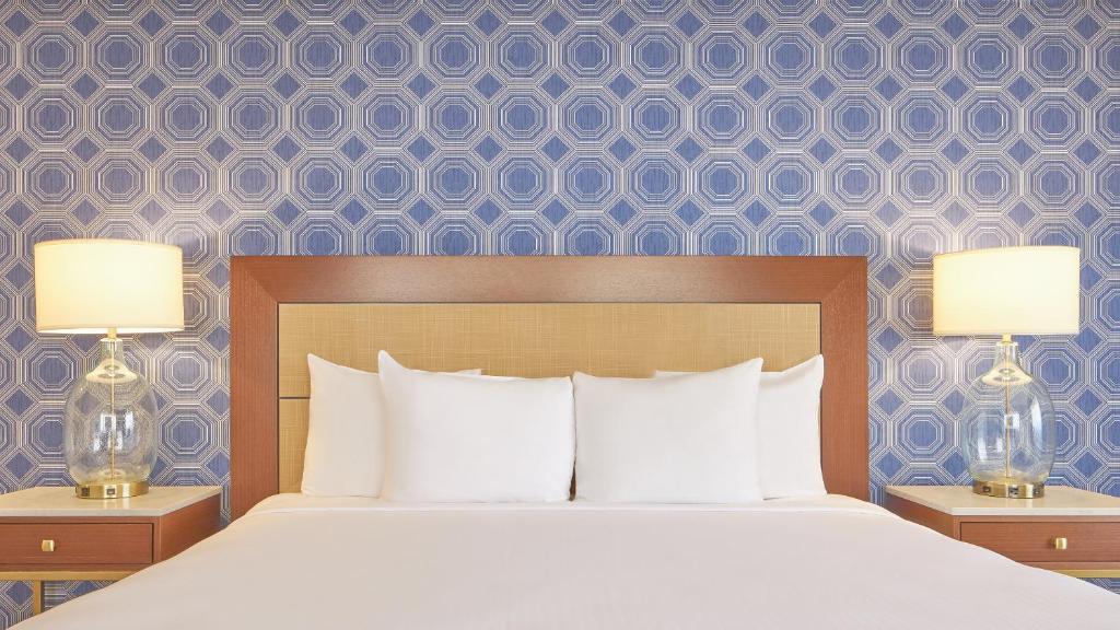 SOUTH DELUXE ROOM 1 KING NON-SMOKING