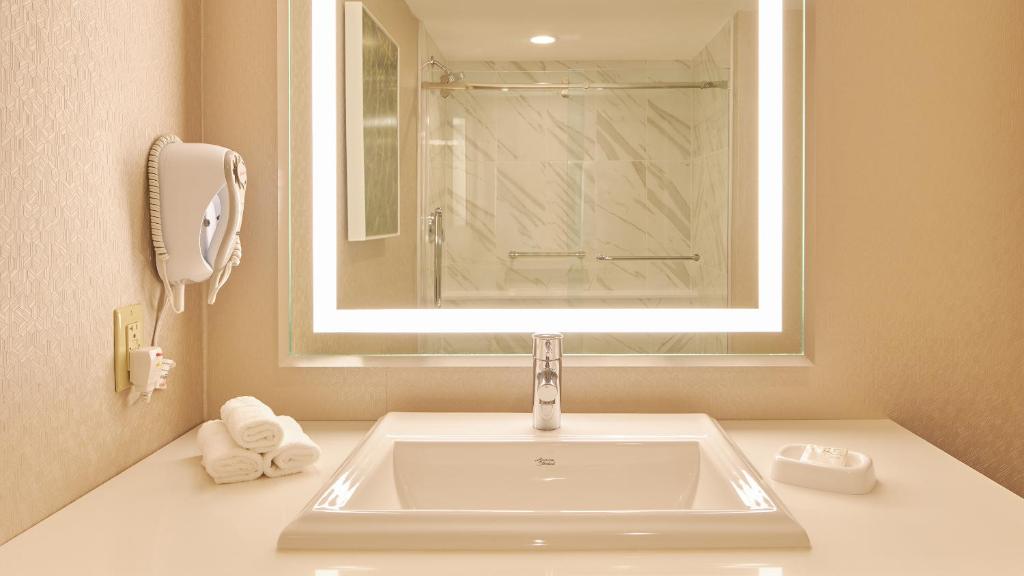 SOUTH DELUXE ROOM 2 QUEEN NON-SMOKING