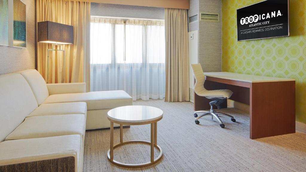 SOUTH JUNIOR SUITE 1 KING NON-SMOKING