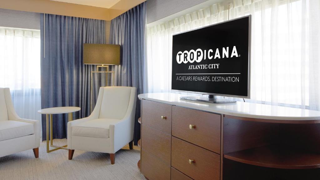 SOUTH OCEAN VIEW DELUXE ROOM 1 KING NON-SMOKING