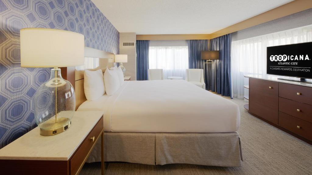 SOUTH OCEAN VIEW DELUXE ROOM 1 KING NON-SMOKING