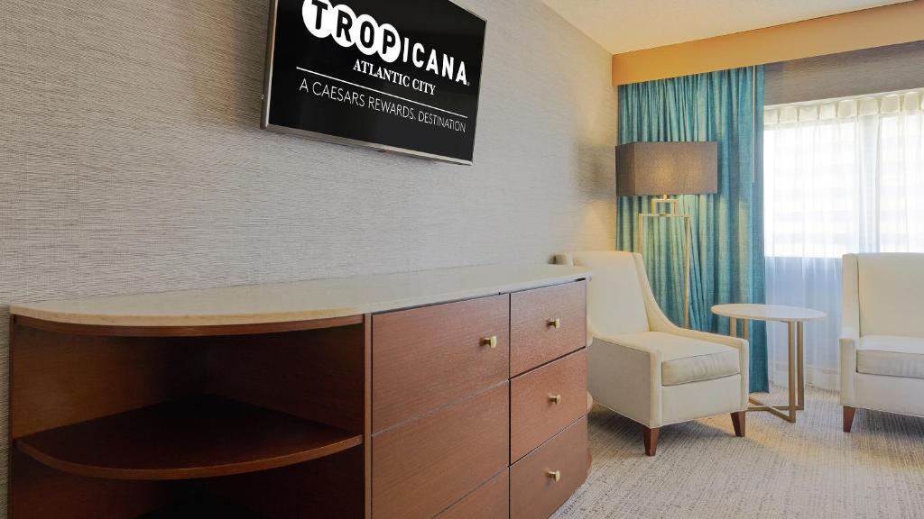 SOUTH OCEAN VIEW DELUXE ROOM 2 QUEEN NON-SMOKING