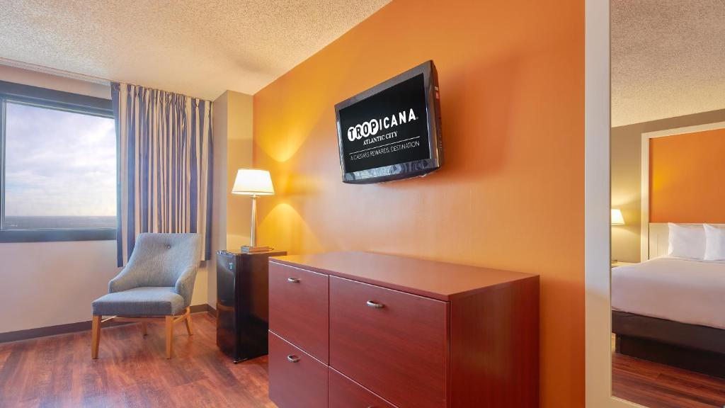 WEST CLASSIC ROOM 2 QUEEN NON-SMOKING