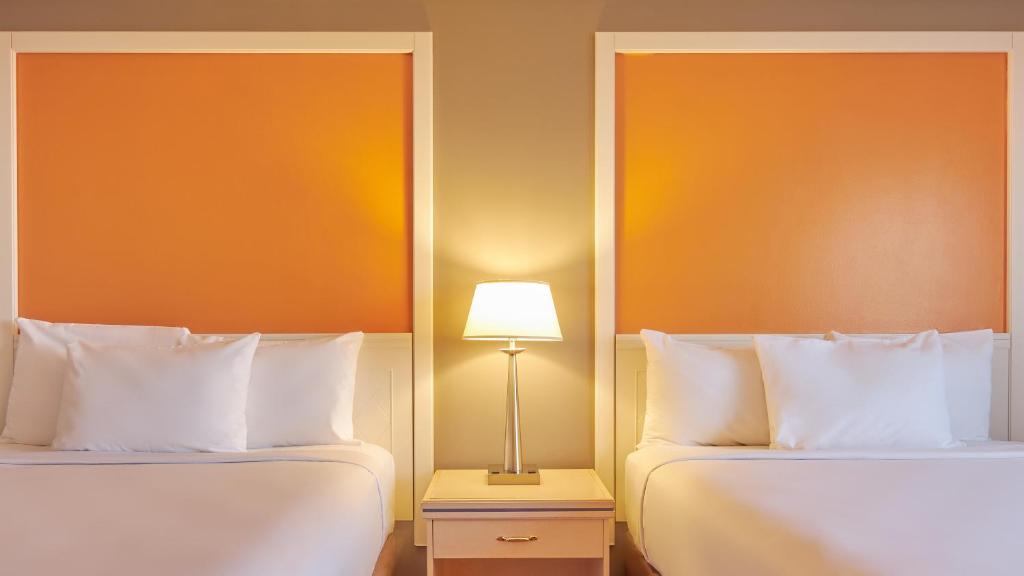 WEST CLASSIC ROOM 2 QUEEN SMOKING