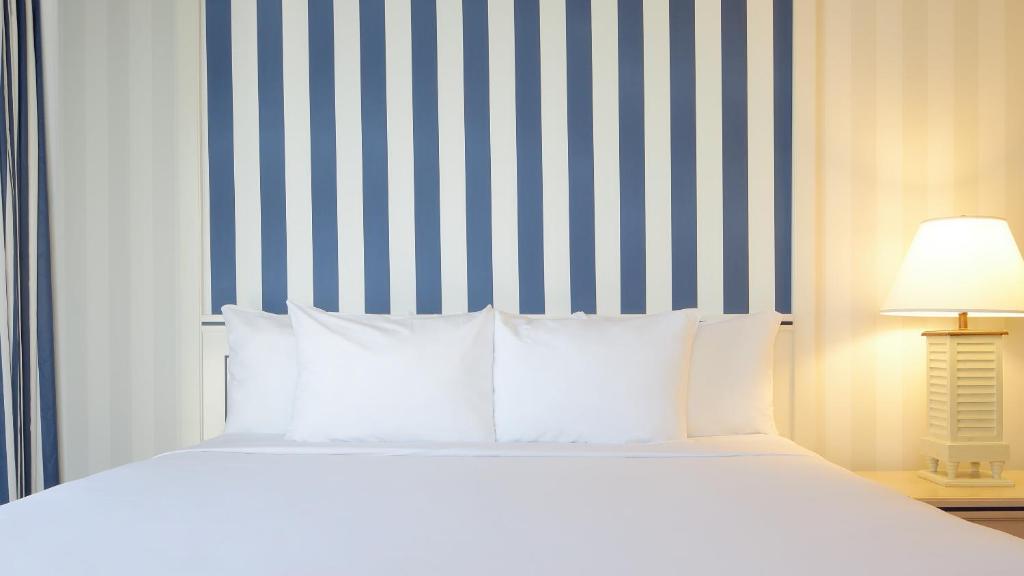 WEST ONE BEDROOM SUITE 1 KING NON-SMOKING