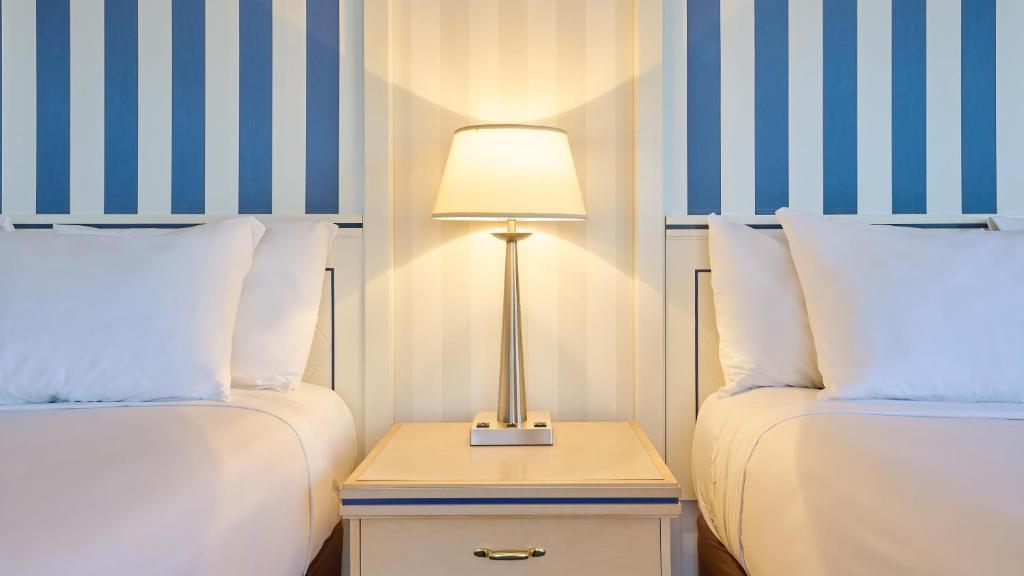 WEST ONE BEDROOM SUITE 2 QUEEN NON-SMOKING