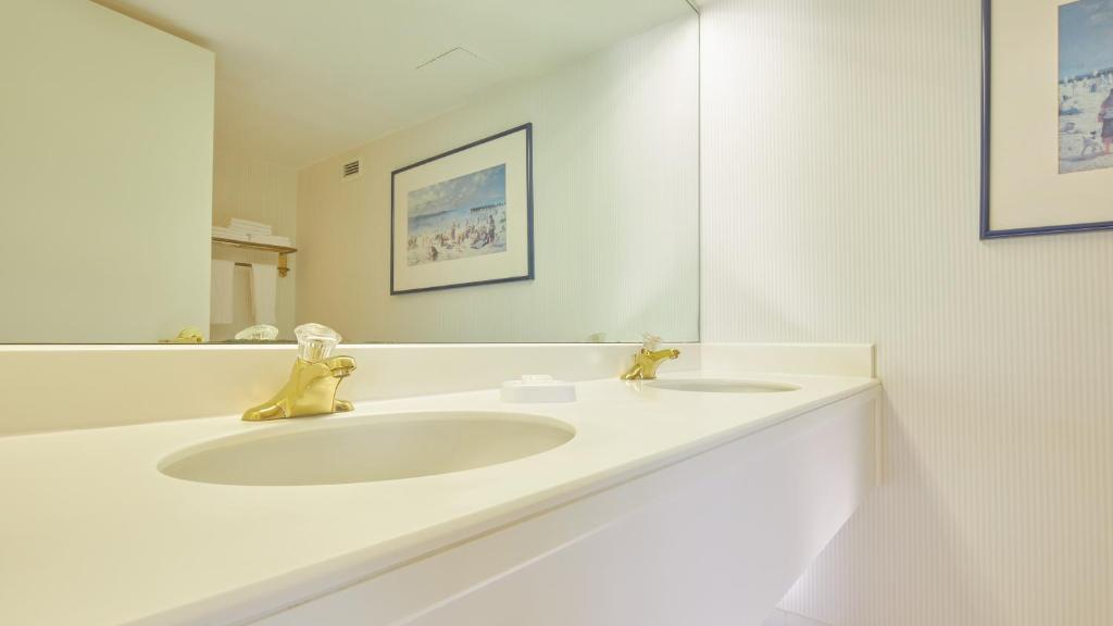 WEST ONE BEDROOM SUITE 2 QUEEN NON-SMOKING