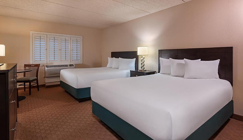 EAST DELUXE ROOM 2 QUEEN NON-SMOKING