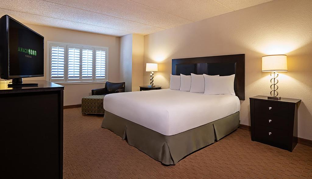 WEST DELUXE ROOM 1 KING NON-SMOKING