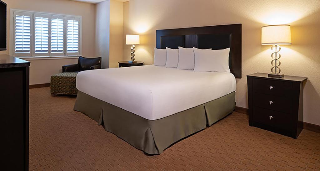 WEST DELUXE ROOM 1 KING SMOKING