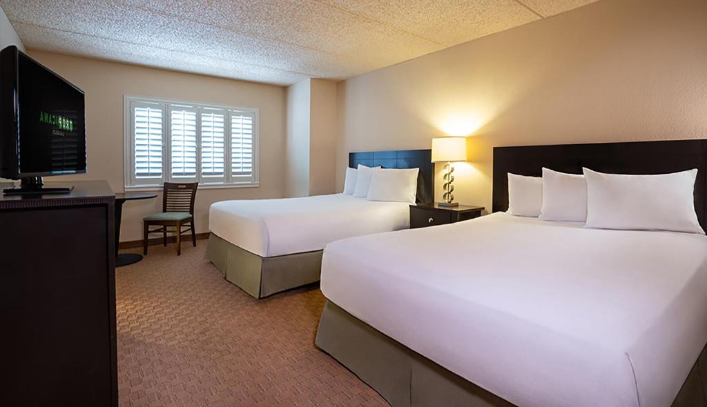 WEST DELUXE ROOM 2 QUEEN SMOKING