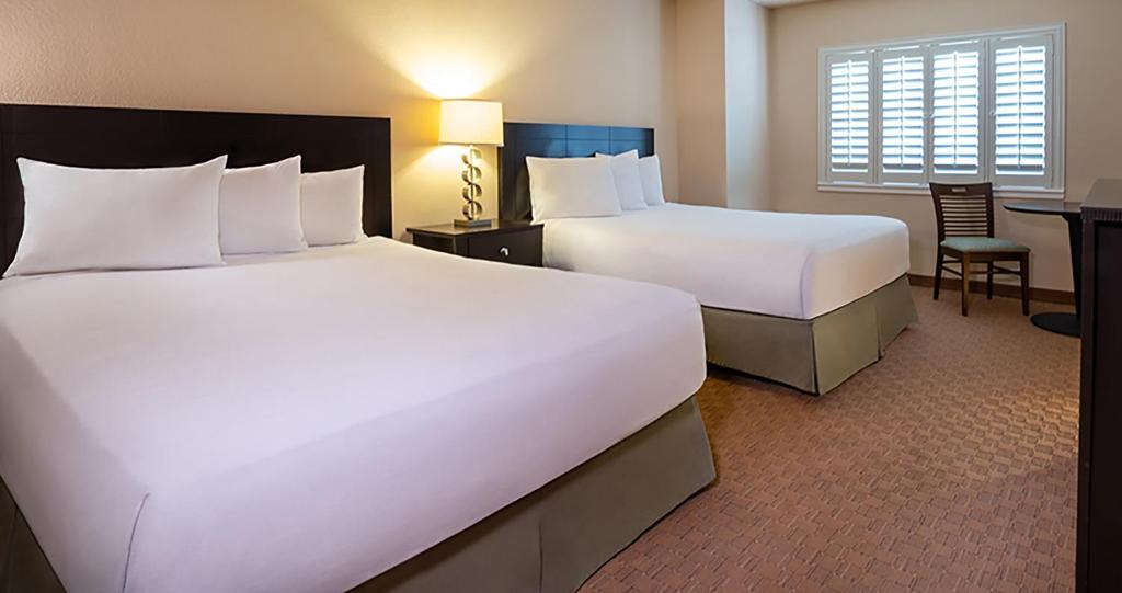 WEST DELUXE ROOM 2 QUEEN SMOKING