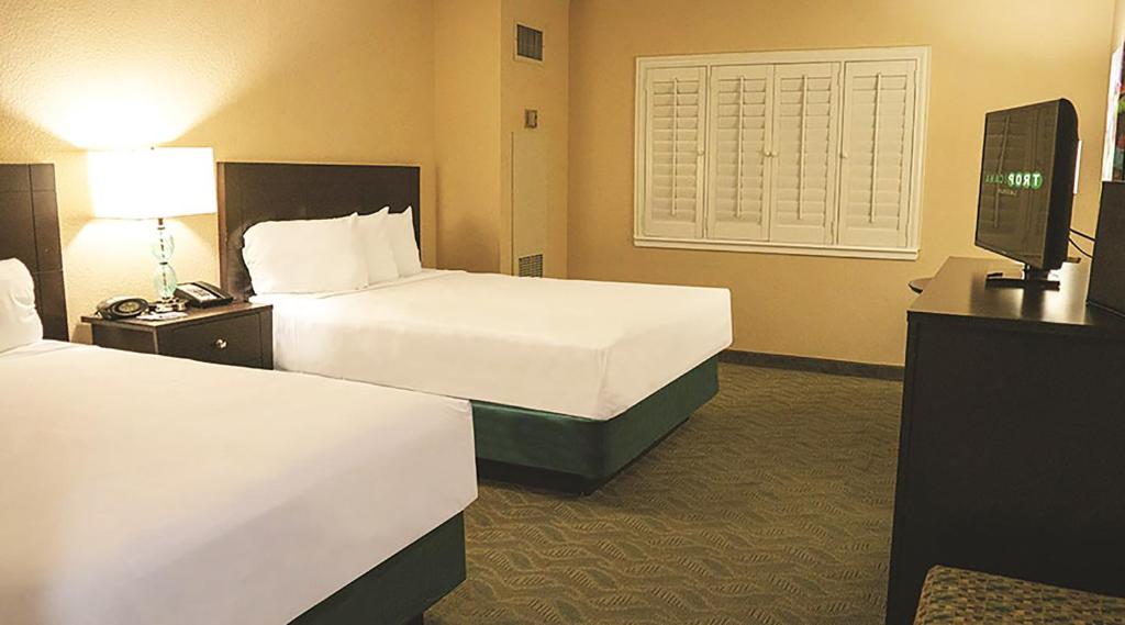 WEST LUXURY ROOM 2 QUEEN SMOKING