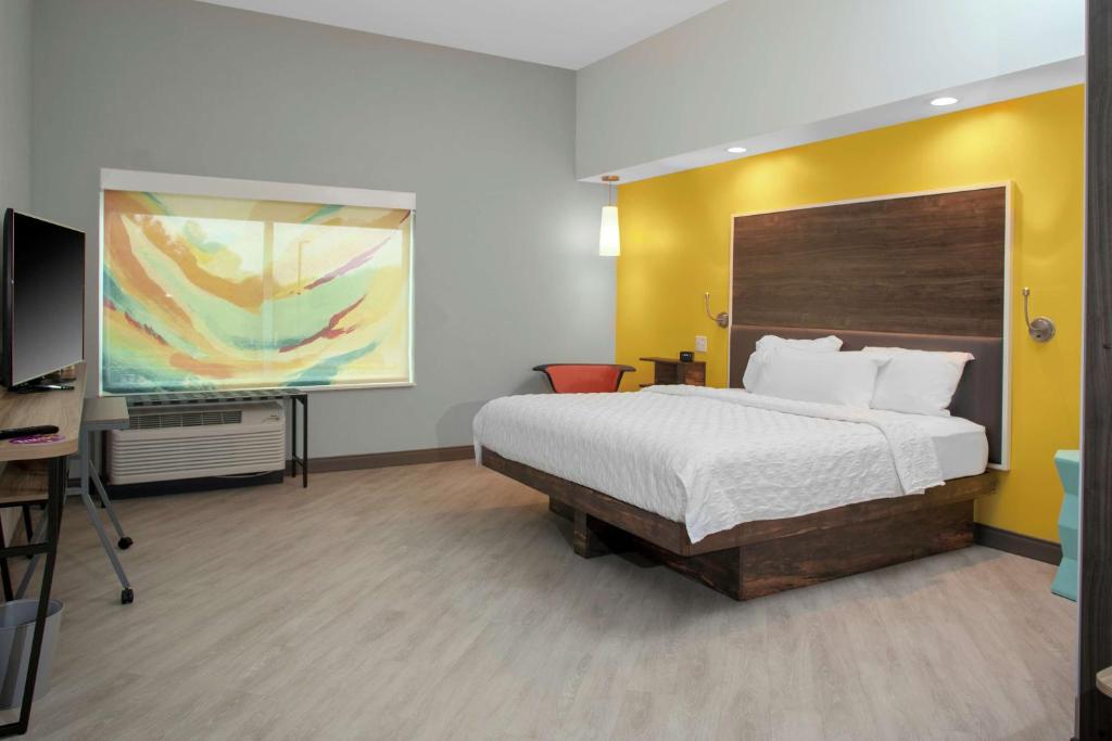 King Room – Mobility Accessible – Non-Smoking