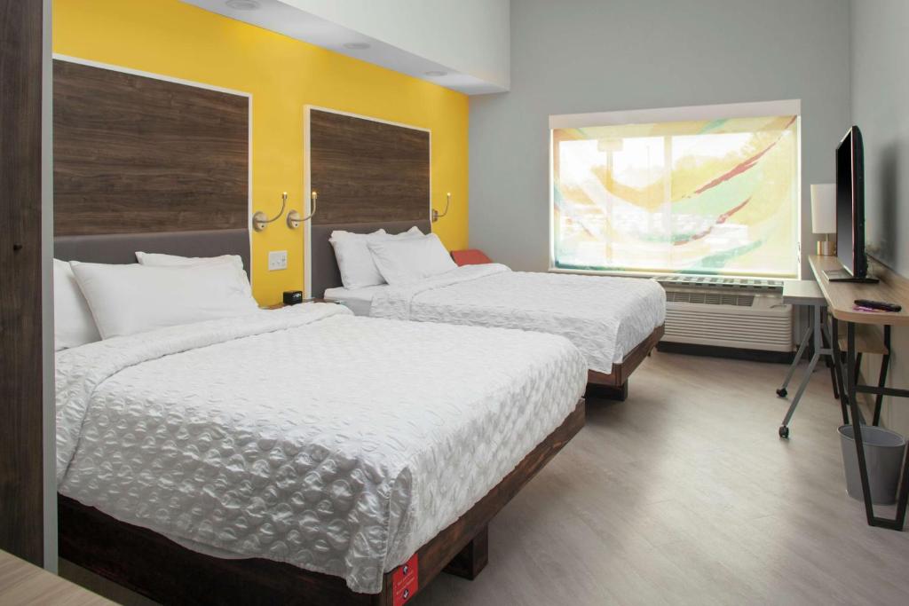 Queen Room with Two Queen Beds – Hearing Accessible