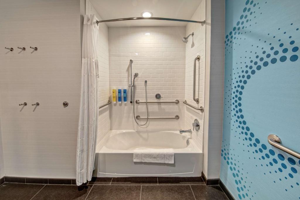 King Room – Mobility Accessible – Non-Smoking