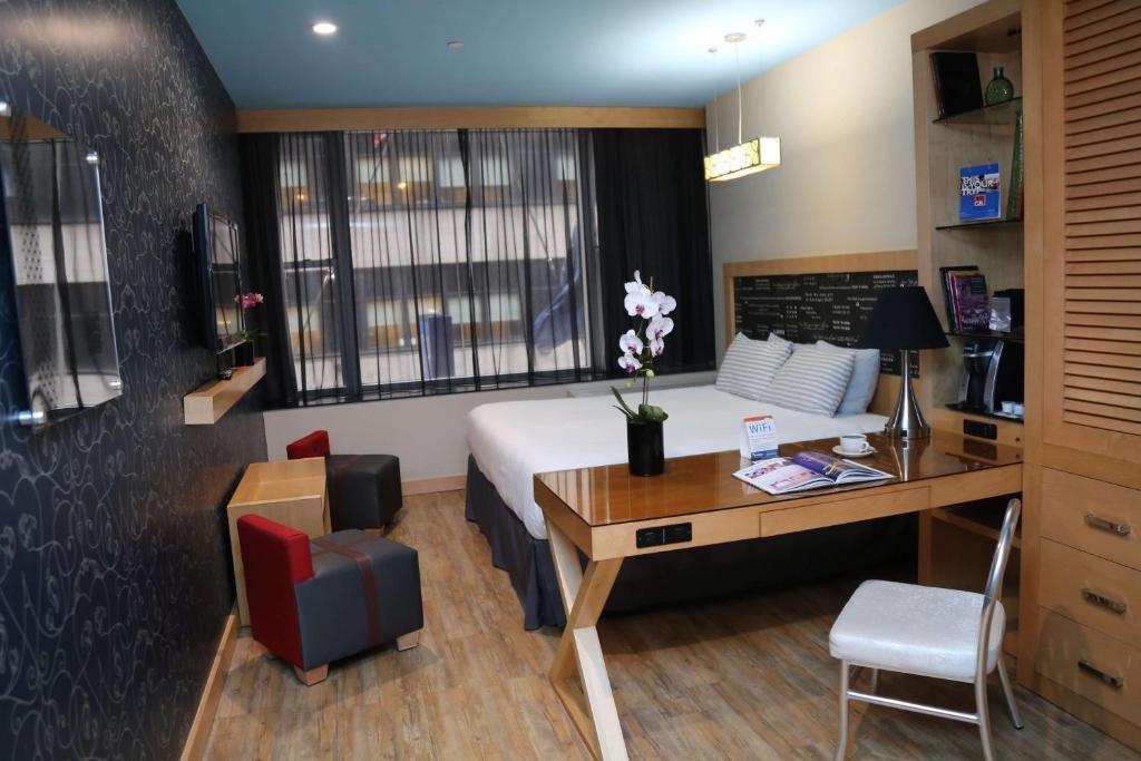 King Room with Bath Tub – Mobility Accessible