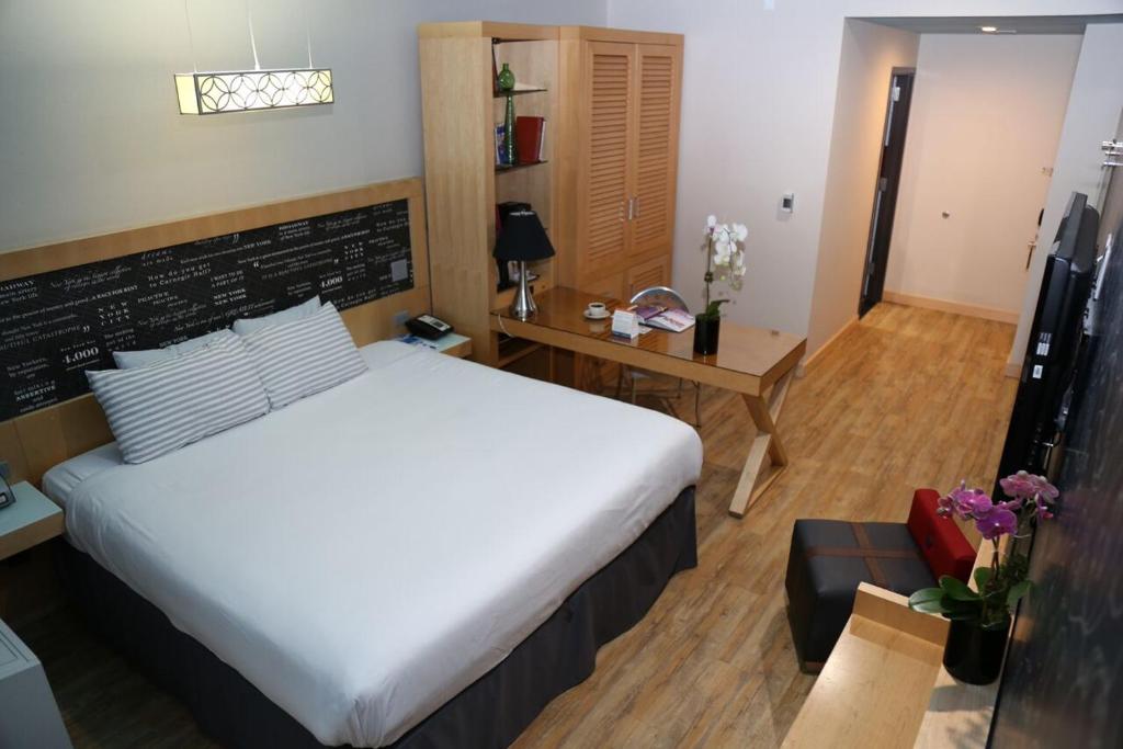 King Room with Bath Tub – Mobility Accessible