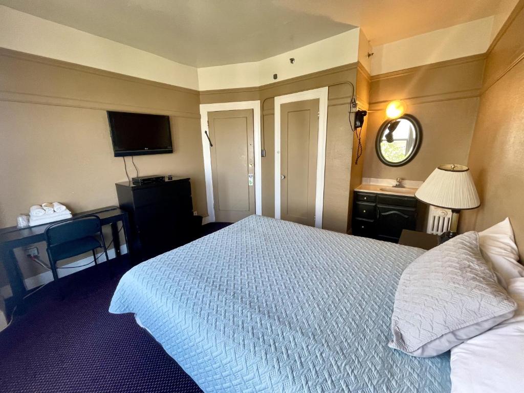 Single Room with Shared Bathroom