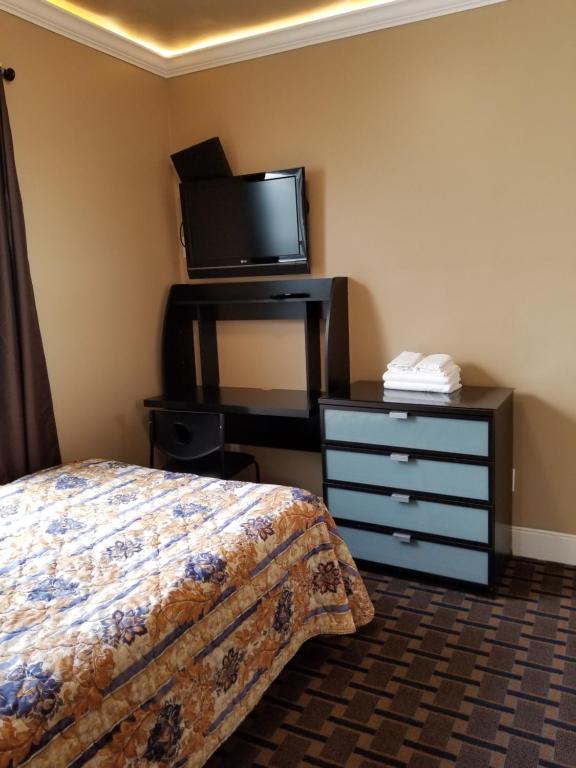 Single Room with Shared Bathroom