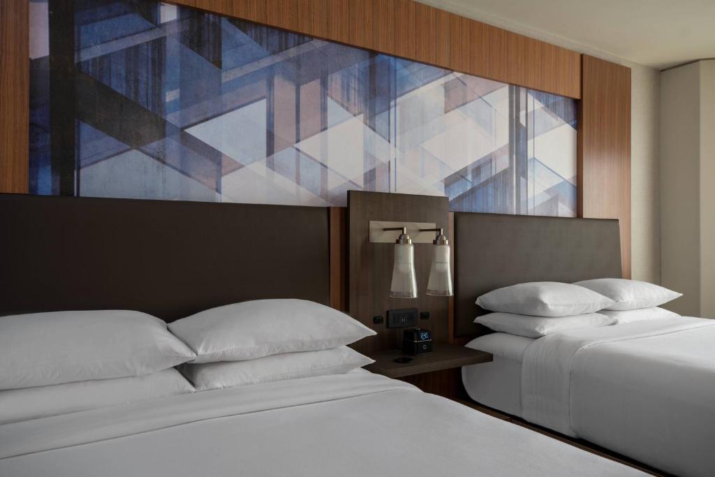 Double Room with Two Double Beds and Club Lounge Access – Hearing AccessibleHigh Floor