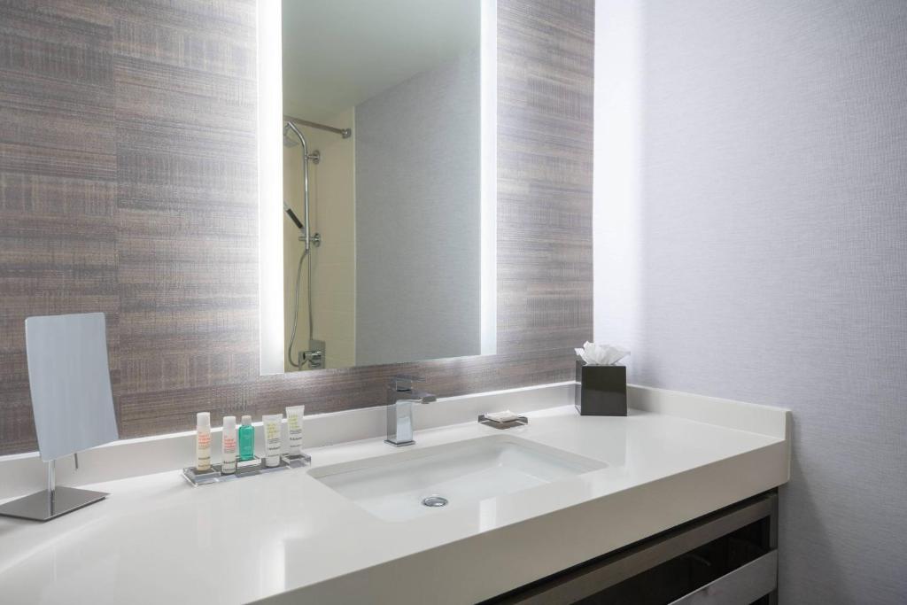 Double Room with Two Double Beds and Club Lounge Access – Hearing AccessibleHigh Floor