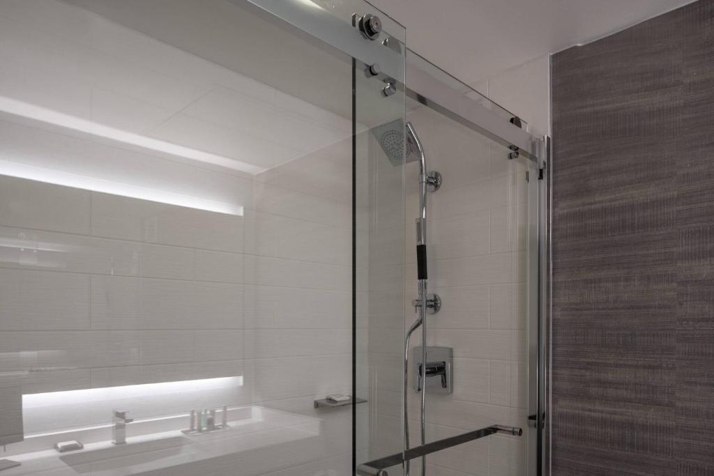 Double Room with Two Double Beds and Club Lounge Access – Hearing AccessibleHigh Floor