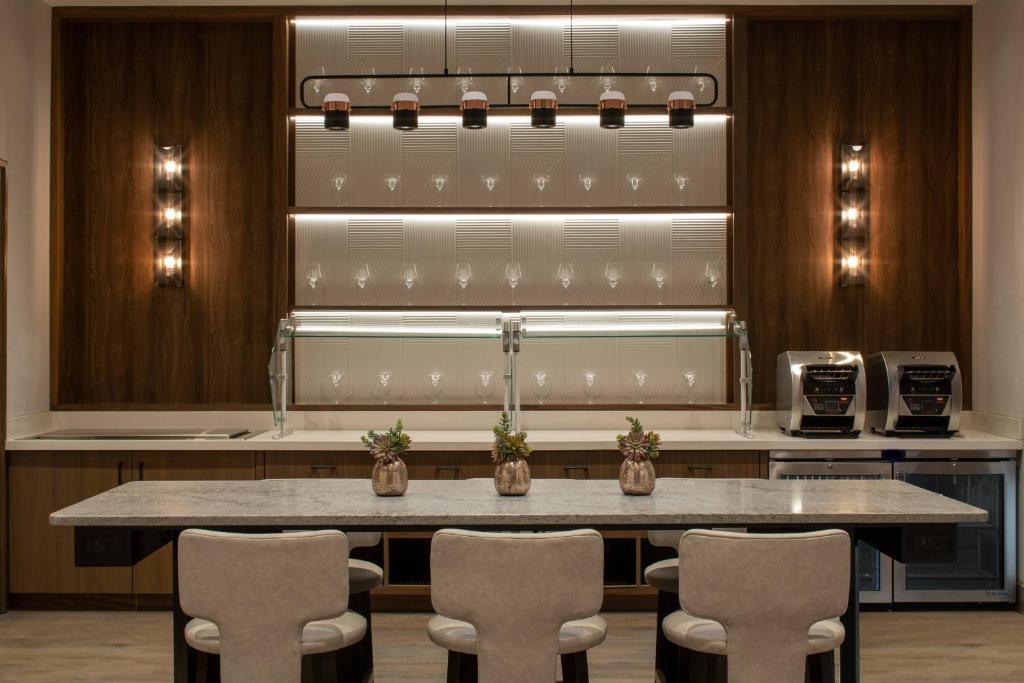 King Room with Club Lounge Access – Hearing AccessibleHigh Floor