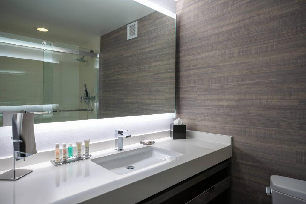 King Room with Club Lounge Access – Hearing AccessibleHigh Floor