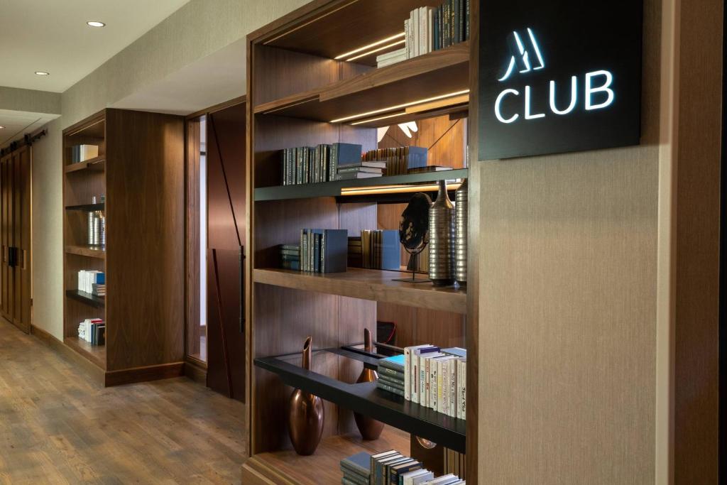 King Room with Club Lounge Access – Hearing AccessibleHigh Floor
