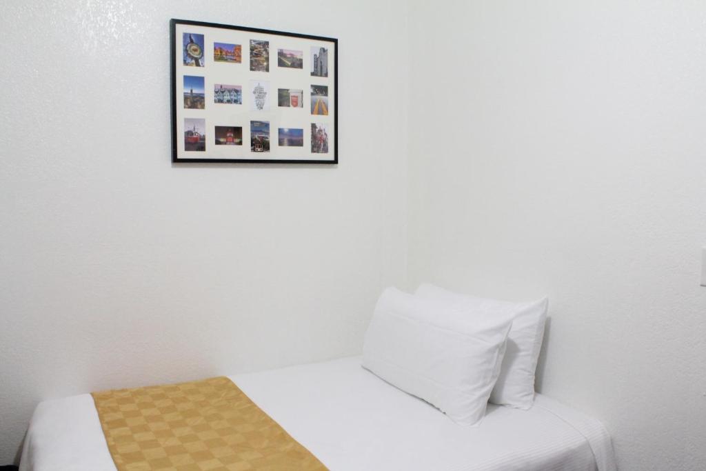 Deluxe Room with One Full Bed and Shared Bathroom