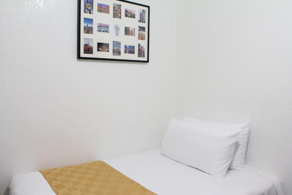 Deluxe Room with One Full Bed and Shared Bathroom