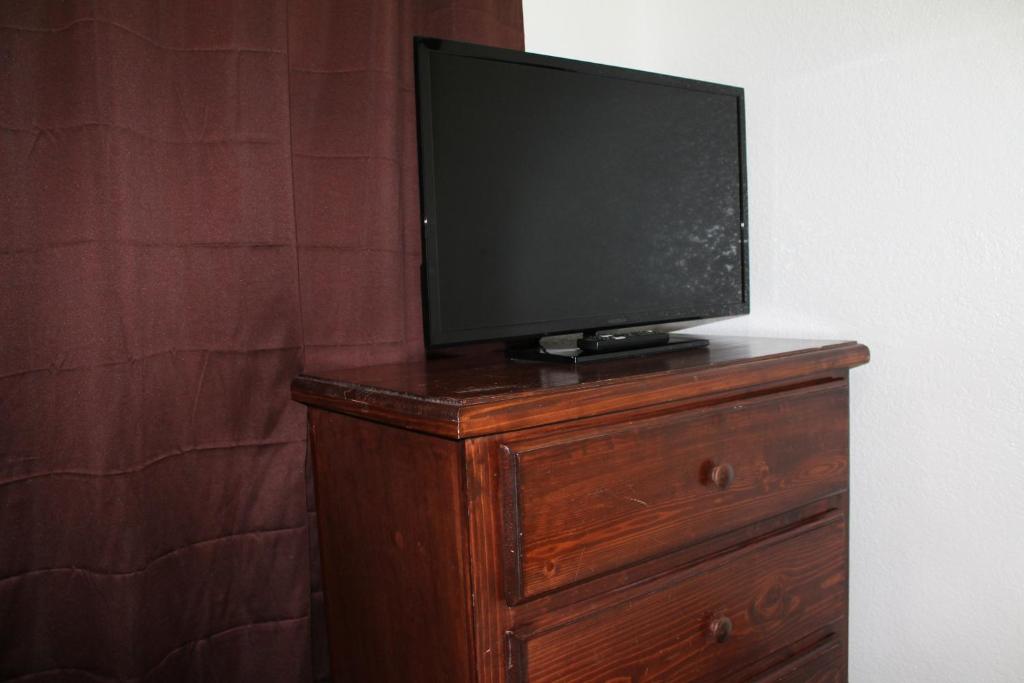 Deluxe Room with One Full Bed and Shared Bathroom