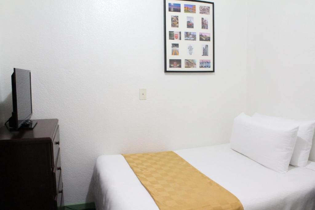 Deluxe Room with One Full Bed and Shared Bathroom