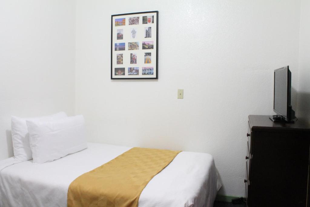 Deluxe Room with One Full Bed and Shared Bathroom