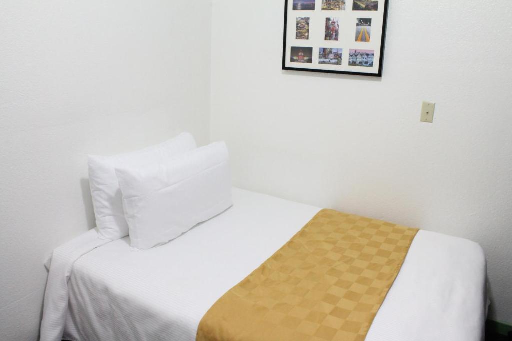 Deluxe Room with One Full Bed and Shared Bathroom