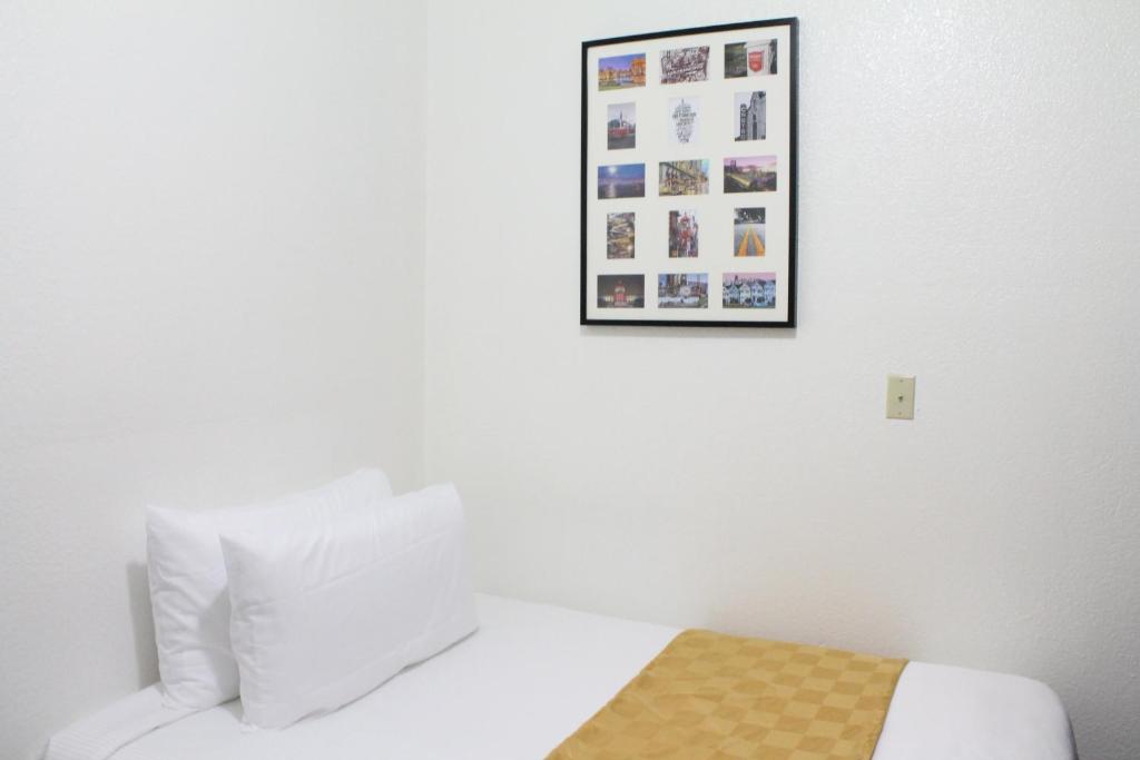 Deluxe Room with One Full Bed and Shared Bathroom