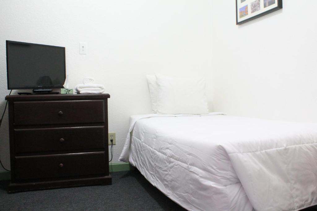 Single Room with Shared Bathroom