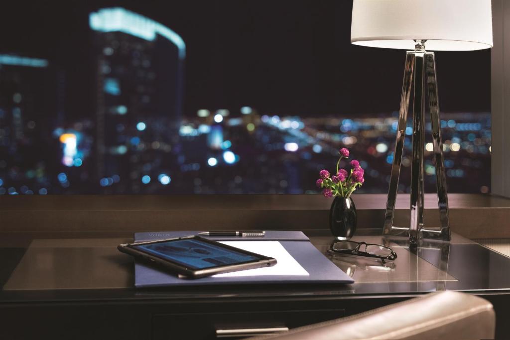 Executive Corner Suite