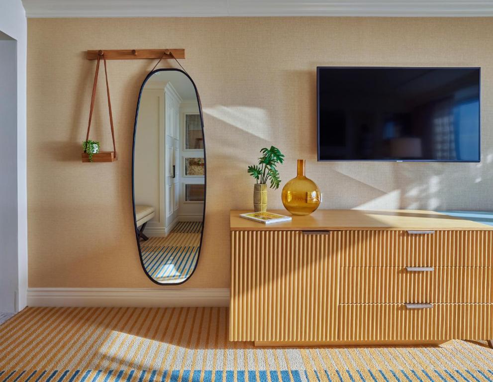 Partial Ocean View Junior King Suite