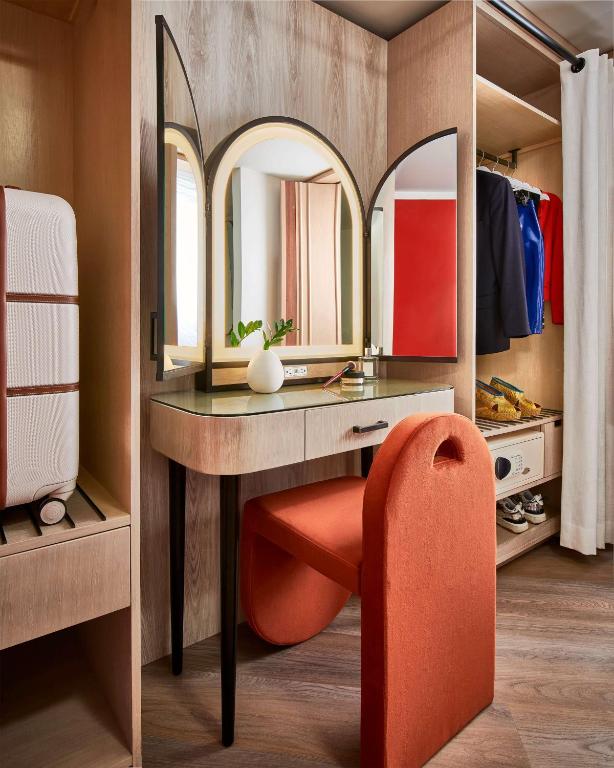 Corner View Chamber King – Hearing Impaired