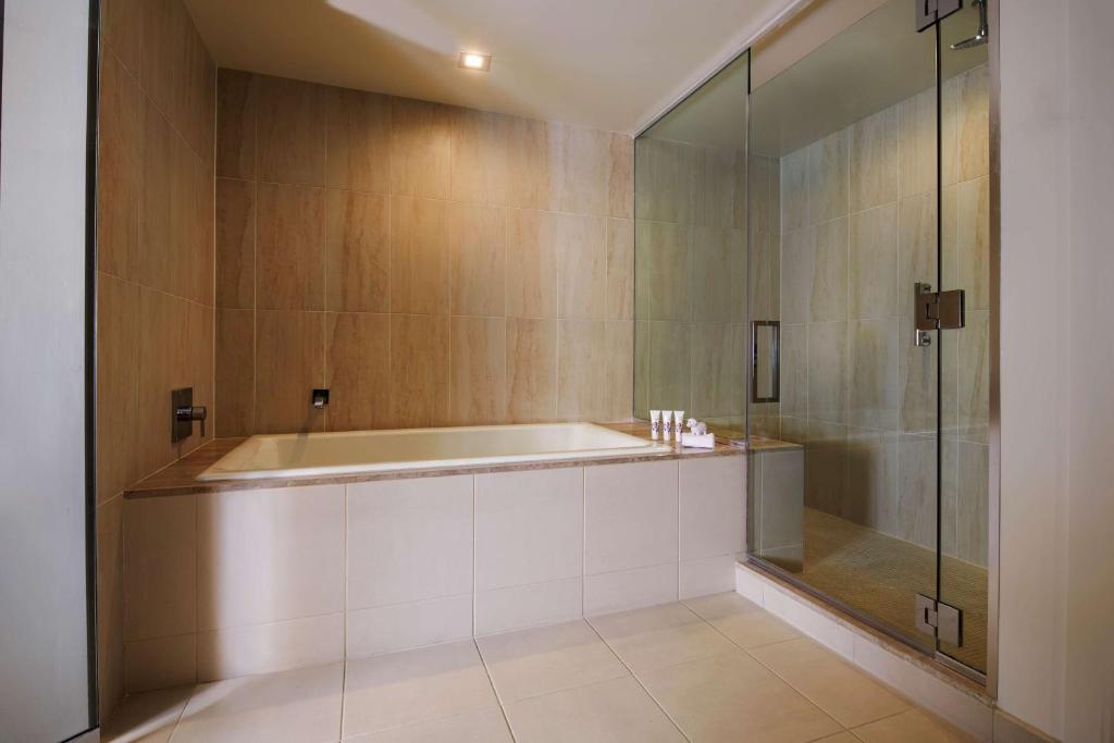 Ruby Grand Chamber Strip View King Suite