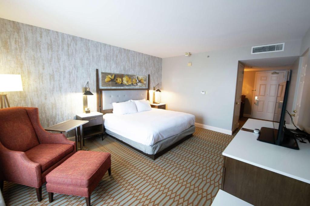 King Room with Accessible Tub – Mobility and Hearing Access