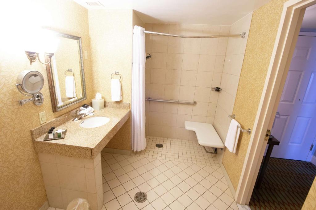 King Room with Accessible Tub – Mobility and Hearing Access