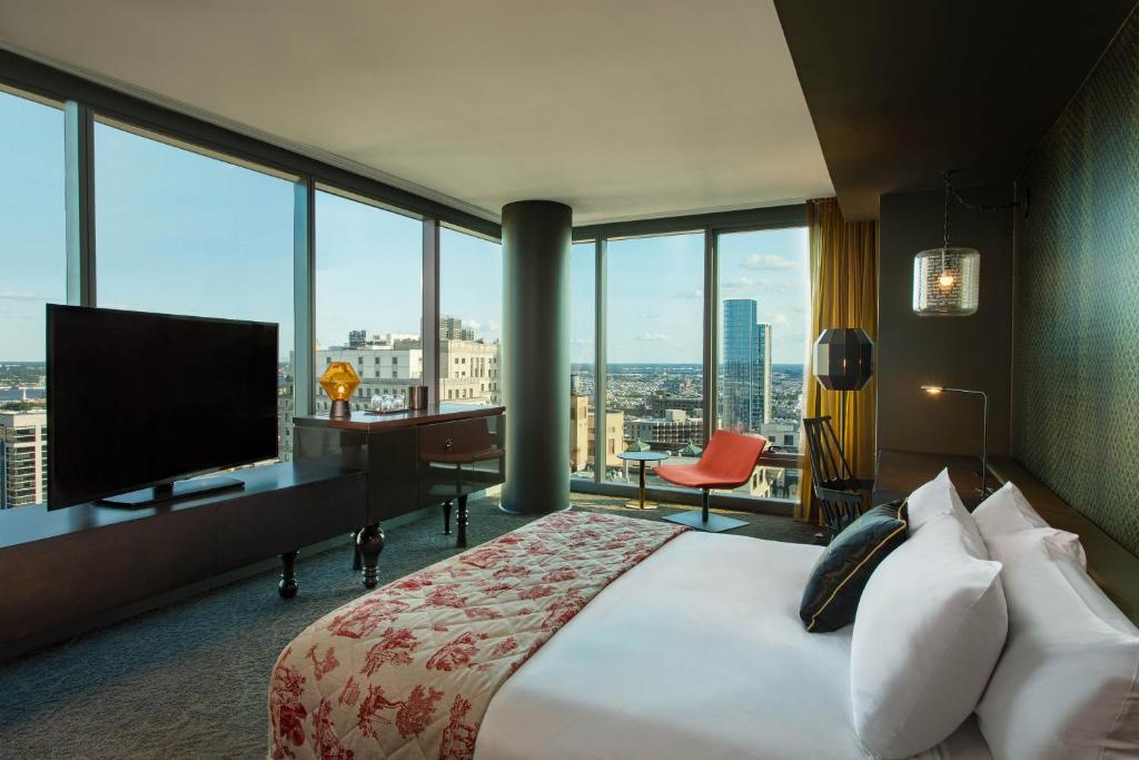 Cool Corner King Room with Skyline View – Hearing AccessibleUpper Floor