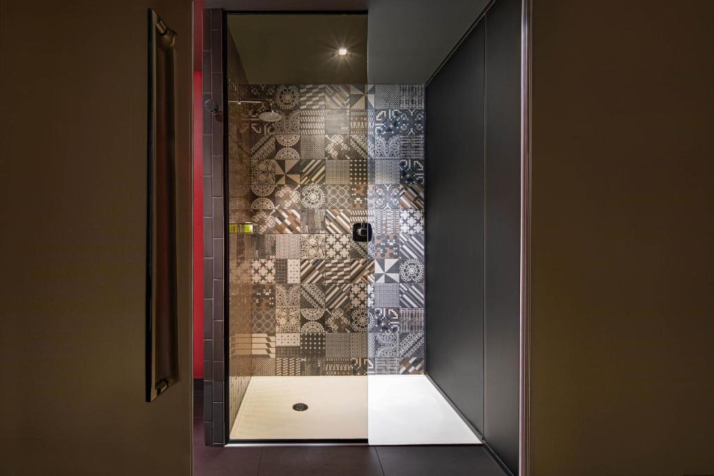 Cool Corner King Room with Skyline View – Hearing AccessibleUpper Floor