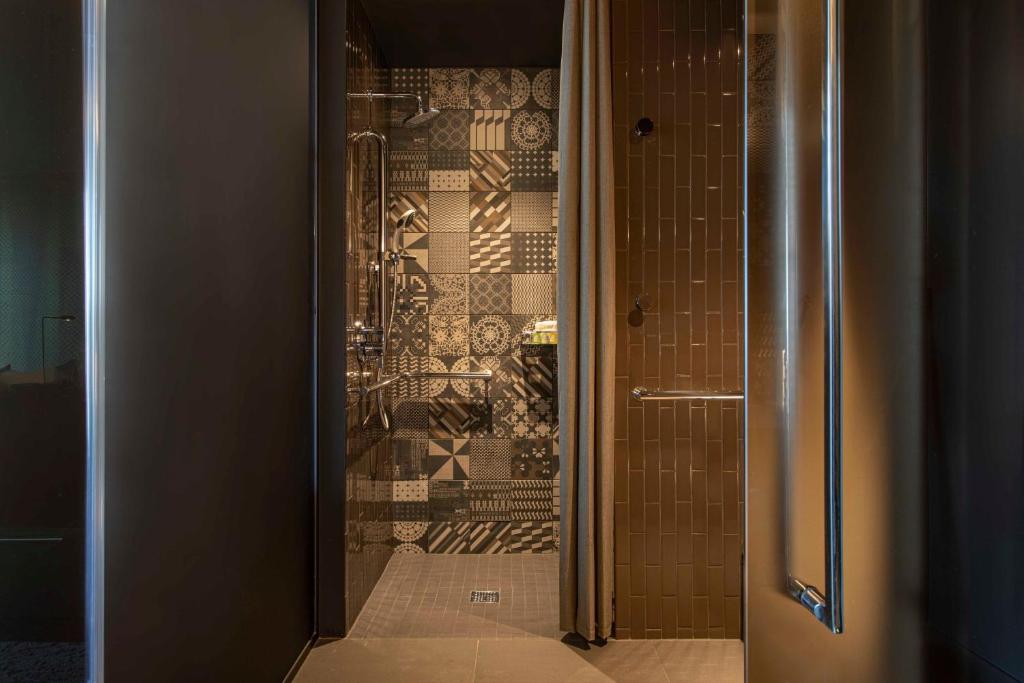 Cool Corner King Room with Skyline View – Hearing AccessibleUpper Floor