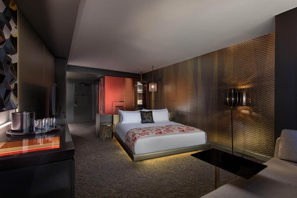 Spectacular King Room with Skyline View and Transfer Shower – Mobility AccessibleUpper Floor